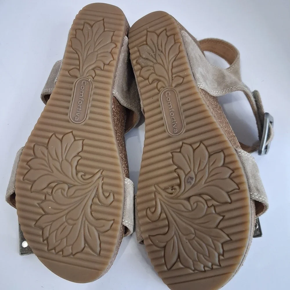 Comfortiva Kaelin Wedge Suede Tan Sandals Comfortable Everyday Memory Foam 8.5